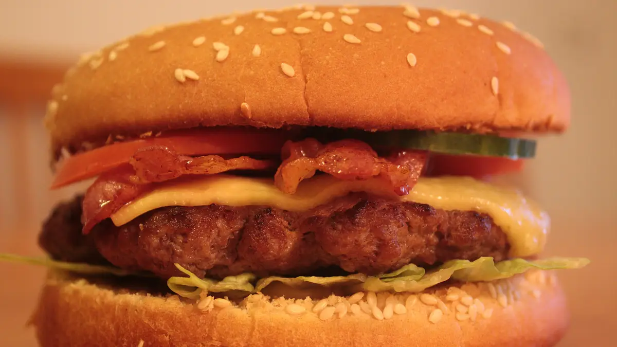 Cheeseburger a poziom cukru we krwi – wpływ składników i zdr