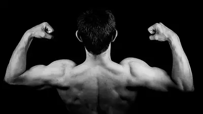Ćwiczenia na biceps: Kompletny przewodnik treningowy 2025