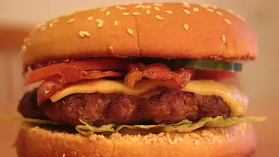 Cheeseburger a poziom cukru we krwi – wpływ składników i zdr