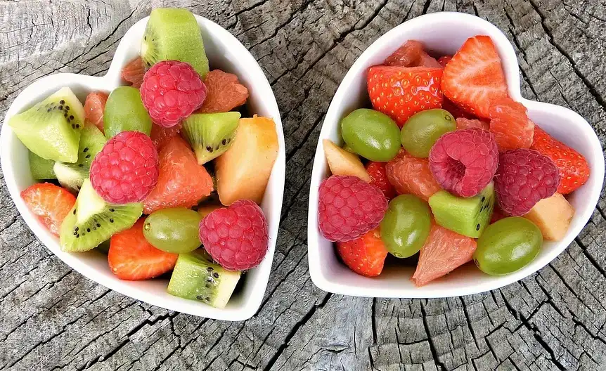 Świeże kiwi pokrojone na plasterki jako zdrowa przekąska