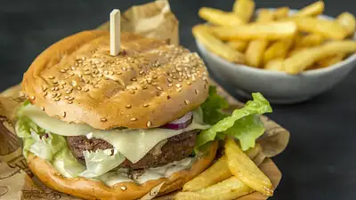 Ile kalorii ma cheeseburger? Kaloryczność i składniki McDona