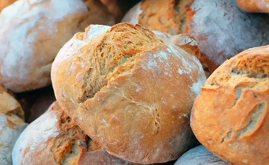 Świeża bułka pszenna na drewnianym stole
